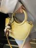 Moda 2025 Nuevo Diseño Casual Cuero Encerado al Aceite Bolso Cubo Portátil Simple Combinable Color Sólido Elegante Bandolera Bolso de Mujer