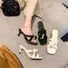Sandalias de Diseño de Nicho sin Cierre para Uso en Exteriores, Nuevo Estilo Verano 2026 con Flor de Rosa y Perlas Pequeñas, Modernas y Versátiles