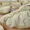 Novo conjunto de cama de quatro peças em gaze dupla jacquard com textura de nuvem, adequado para dormitórios de estudantes, incluindo lençóis, capa de edredom e fronhas.