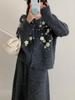 Conjunto de Suéter de Tricô com Flores Bordadas para Mulheres Outono e Inverno Novo Casual Japonês e Coreano Cardigan + Saia de Cintura Alta Conjunto de Duas Peças