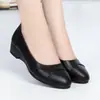 Sapatos femininos slip-on rasos de sola macia, novo estilo popular da moda outono 2026, sapatos de avó para meia-idade, sapatos de couro confortáveis com salto anabela