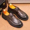 Sapatos Masculinos de Couro para Primavera e Outono de 2026, Sapatos Casuais Estilo Britânico, Sapatos com Cadarço para Trabalho e Dia a Dia, Sapatos Masculinos Resistentes ao Desgaste com Solado Grosso Atacado