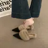 Outono/Inverno 2026 Novo Francês de Alta Qualidade Exquisitos Saltos Altos Chinelos de Pelo Mules Slip-on Femininos Sapatos de Couro