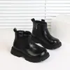 Botas Elegantes de Cano Médio Estilo Britânico para Meninas Primavera/Outono 2026 Novas Botas Confortáveis de Couro para Crianças Médias e Grandes Versáteis Estilosas Botas de Princesa