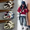 Zapatos para niños 2026 otoño nuevo estilo infantil casual moderno geniales zapatos Forrest Gump niños grandes cuero running zapatos deportivos para niños