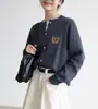 Tricô Cinza Feminino Outono 2025 Novo Estilo Preguiçoso Tricô Macio e Sedoso Cardigã Slim Casual Estilo Preppy Jaqueta