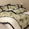 Juego de ropa de cama de cuatro piezas estilo vintage de invierno, lujoso de terciopelo de leche, con terciopelo grueso bordado de alta gama, incluyendo una funda de edredón y una sábana bajera