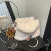 Bolso tote tipo cubo peludo transfronterizo para mujer, nueva colección otoño/invierno 2026, lindo bolso de peluche cruzado, bolso de felpa versátil