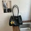Bolso tote de correa cruzada con sensación holgada para mujer 2026 nuevo ligero de lujo nicho alta gama gran capacidad de un solo hombro debajo del brazo