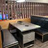 Espetos de Aço Inoxidável Sem Fumaça Mesa Self-Service para Churrasco Mesa Giratória Automática Exaustão de Fumaça Superior e Inferior Integrada Loja de Espetos Mesa de Jantar e Cadeiras