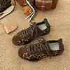 Zapatillas de entrenamiento alemanas de suela plana para mujer que aumentan la altura, zapatillas de carreras versátiles, nuevas zapatillas casuales con estampado de leopardo para otoño e invierno 2026