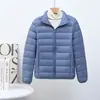 2025 Nueva Chaqueta de Plumas Corta Ligera con Cuello Alto para Otoño e Invierno, Tallas Grandes y Ampliadas, Chaqueta Casual con Dobladillo, Aspecto Moderno Adelgazante para Mujer
