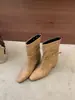 Elegantes botas de cano médio com bico quadrado para mulheres, nova coleção outono/inverno 2026, com design interno que aumenta a altura, detalhes estilosos de rebite e fivela