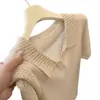 Top de punto de manga corta liso con cuello solapa, diseño simple calado, moderno, adelgazante, para un look juvenil