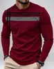 Camiseta Masculina Vermelha Gola Redonda Manga Longa com Estampa Geométrica em Linhas Pretas e Cinzas no Peito Tecido Leve e Respirável