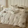 Juego de ropa de cama de cuatro piezas de algodón 100% de alto recuento con bordado floral color crema, sábana de algodón puro engrosada, funda de edredón, ropa de cama
