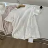 Camiseta Blanca Redonda de Manga Corta con Bordado Floral Hueco Vintage para Mujer, Corte Holgado, Estilo Artístico de Nicho, Rejuvenecedora, Top Elegante para Verano