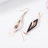 Pendientes geométricos de diamantes completos en forma de dos diamantes tridimensionales de acero de titanio de estilo coreano, temperamento femenino, pendientes de oro rosa inteligentes, venta al por mayor de fábrica
