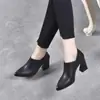 Botines de punta fina con detalle metálico para mujer, con cremallera trasera, tacón grueso y apertura en forma de V, perfectos para otoño e invierno, ofreciendo un look elegante y profesional para el trabajo
