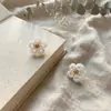 Brincos de camélia creme estilo francês, modernos e elegantes, brincos florais de miçangas tecidos à mão