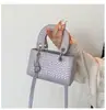 Elegante bolso pequeño para mujer, nuevo bolso de hombro tejido con patrón de verano 2026, adecuado para el trabajo y los desplazamientos, bolso cruzado pequeño cuadrado