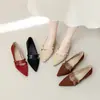 682-1 Ante Hebilla Versátil Tacón de Cuña Plano Bajo que Aumenta la Altura Zapatos de Salón Mary Jane Puntiagudos Retro para Mujer