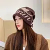 2026 Otoño/Invierno Adelgazante Facial A Prueba de Frío Estilo Perezoso Gorro de Punto de Moda Cálido con Ala Plegada Letra Gorro Frío para Mujer