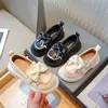 Sapatos de Couro com Laço para Meninas 2026 Primavera Novo Sapatos de Princesa com Solado Macio Sapatos Baixos de Estilo Britânico para Crianças Maiores Moda