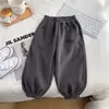 Calças de menino para primavera e outono, calças jogger de moda infantil para atividades ao ar livre, calças de moletom esportivas estilosas para bebês e crianças pequenas