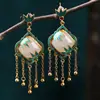 Pendientes Estilo Nuevo País Moderno 2024 Nueva Llegada Hoja de Bambú Verde Imitación Jade Hetian Estilo Corte Vintage Pendientes Largos con Borla para Mujeres