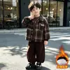Conjunto de roupa de inverno para meninos 2026 novo estiloso bebê outono e inverno jaqueta xadrez conjunto de três peças roupas de inverno infantis