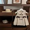 ¡Estilo británico! Nuevo diseño original 2026 para niñas, conjunto de vestido chaleco de lana de alta gama de doble botonadura con lazo