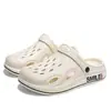 Nova Coleção Primavera 2026 Masculina Respirável Confortável Bico Fechado Slip-on Sapatos com Furos Uso Bidirecional Antiderrapante Sandálias de Praia