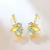 Estilo antiguo, sensación fresca y distante, nueva tendencia nacional china, mariposa dorada, material peligroso natural, aretes de jade en tono azul, aretes de botón estilo ins para mujer