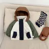 Jaqueta de Esqui Infantil 2026 Primavera Nova Estilosa Cor de Bebê Color Block com Capuz Estilo Macacão Jaqueta Roupa Infantil Outono Crianças
