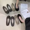 Zapatos de conducción de felpa con suela blanda para mujer, cálidos de invierno 2026, zapatos planos de felpa estilo coreano, slip-ons de lunares, corte bajo