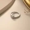 Anel Exquisito de Banda Lisa Levemente Luxuoso para Dedo Indicador Feminino 2026 Novo Estilo Anel Suave de Nicho Anel de Laço Fofo com Toque de Alto Padrão