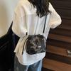 Bolso Bucket Ligero Casual para Viajero para Mujer 2025 Nueva Moda Trendy Versátil Bolso de Hombro Bordado Nicho Bolso Cruzado