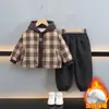 8989 Traje para Niños Otoño e Invierno Nuevo Estilo Coreano Casual Chaqueta a Cuadros Suéter Infantil Conjunto de Tres Piezas Engrosado con Más Terciopelo