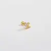 Brincos de Aço Inoxidável com Microincrustação de Venda Quente Design de Nicho Orelha de Flor de Ouro Real 18K Decoração de Piercing de Osso de Orelha de Alta Gama