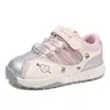 Sapatos casuais da moda e versáteis para meninas, nova coleção primavera/outono 2026, tênis infantis de velcro, calçados esportivos de tamanho médio a grande, estilo moderno