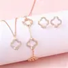 Suministro Transfronterizo Nuevo Modelo Flor de Cuatro Hojas Hueca Microincrustada de Zirconia Conjunto de Tres Piezas Estilo Europeo y Americano Hiyin Comercio Exterior Conjunto de Joyería de Venta Caliente