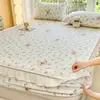 Colcha con diseño de encaje, acolchada y rellena, pieza única, cubierta de cama de invierno gruesa y con forro polar, protector de colchón, juego de tres piezas