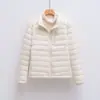 Pinghu Chi Xin 90 Penas de Ganso Novo Padrão Nacional Outono/Inverno Novo Estilo Gola Alta Simples Jaqueta de Penas Leve Feminina Curta Tamanho Grande Roupa Exterior