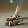 ¡Hermoso por Primera Vez! Sandalias de una correa con adornos florales estilo francés para mujer, Nuevo modelo 2026, Sandalias de tacón medio con punta cuadrada dorada
