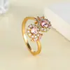 Anel de Cor Dourada com Zircônia Rosa Flor Dupla Luxo Leve para Mulheres Design de Nicho Diamante Rosa Anel Aberto Empilhável