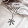 Collar largo retro europeo y americano con diseño de hoja de arce estilo hip hop para hombre, moderno collar de suéter exagerado con estilo urbano y viento frío para mujer.