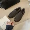 Mocassins retrô macios e macios do mesmo estilo da Mãe Uva, sapatos slip-on preguiçosos femininos de outono e inverno com bico redondo, mocassins felpudos com forro de veludo