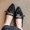 Sandalias Chuyuji de estilo retro para mujer, con remaches, punta fina y puntera cerrada, planas con correa de hebilla, destalonadas, adecuadas para ir al trabajo, zapatos de suela blanda