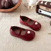 Ins Zapatos pequeños de cuero estilo francés 2026 primavera y otoño nuevos versión coreana zapatos de princesa con perlas para niñas Mary Janes planos poco profundos modernos